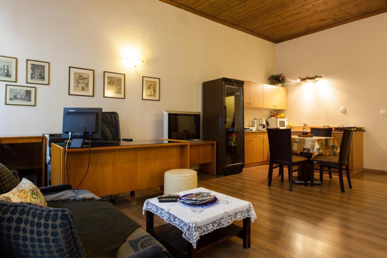 Psyri Neoclassical House With Yard Athens Luaran gambar