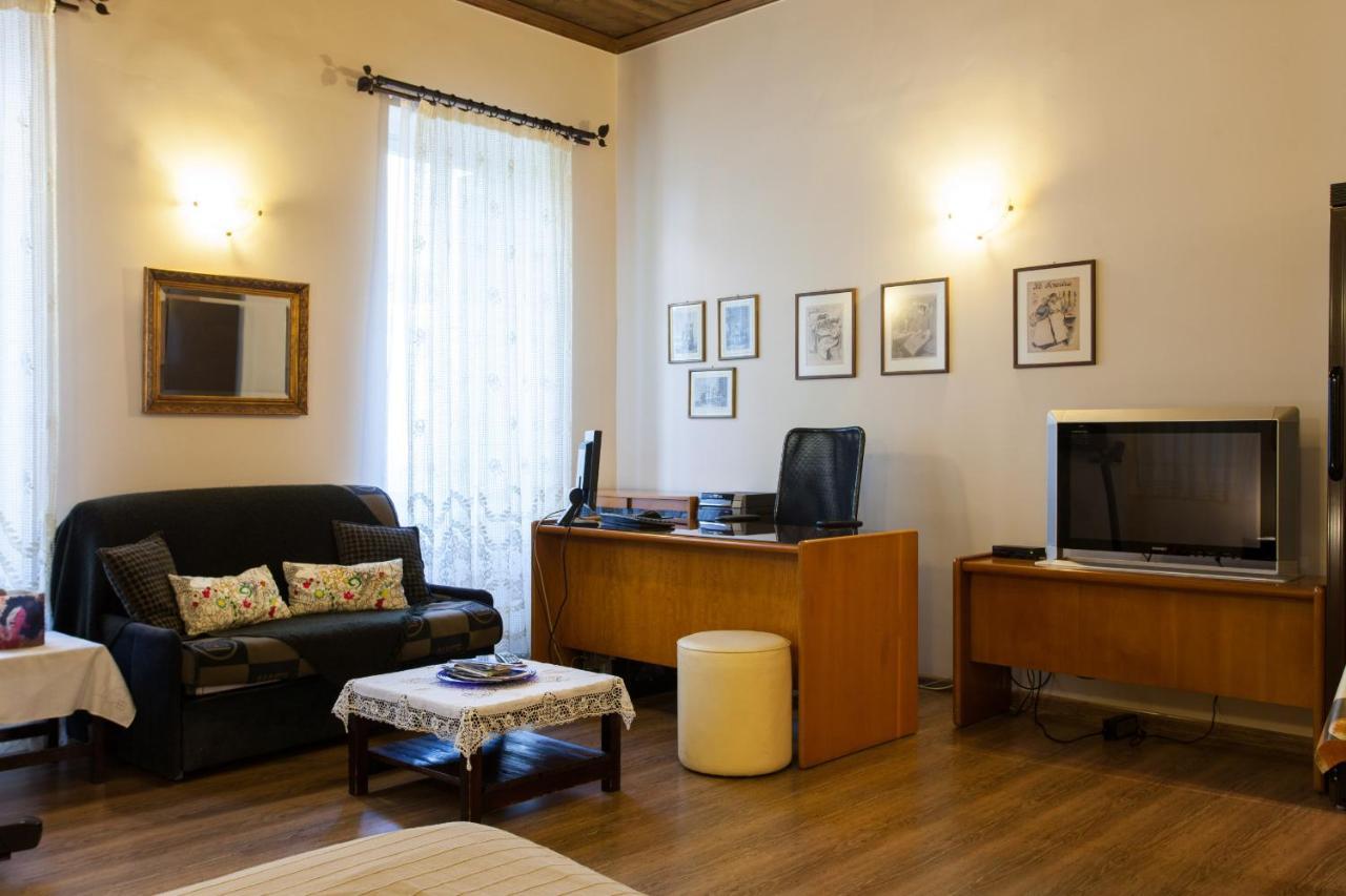 Psyri Neoclassical House With Yard Athens Luaran gambar